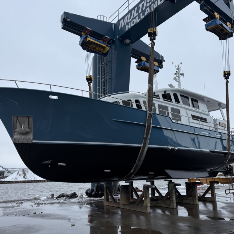 Motorjacht Philae na de refit, afgemonteerd en te water bij Multiship Holland