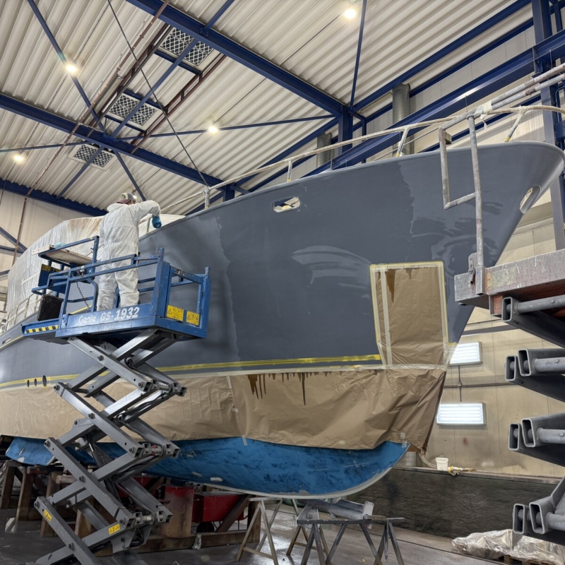 Achterschip van motorjacht Philae na schuren en spuiten