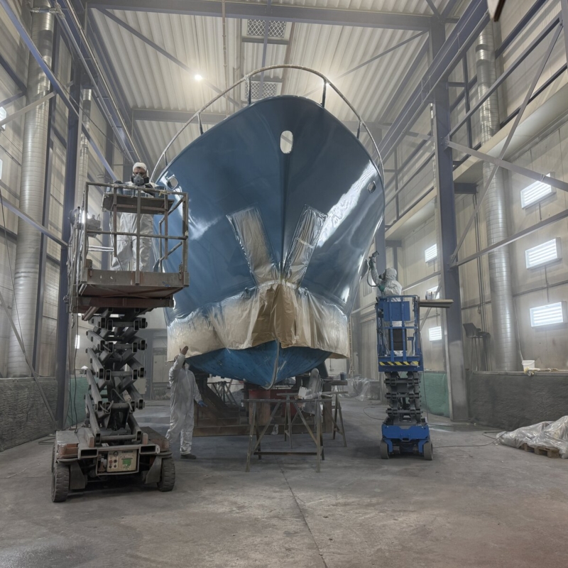 Onderwaterschip van motorjacht Philae in primer en antifouling